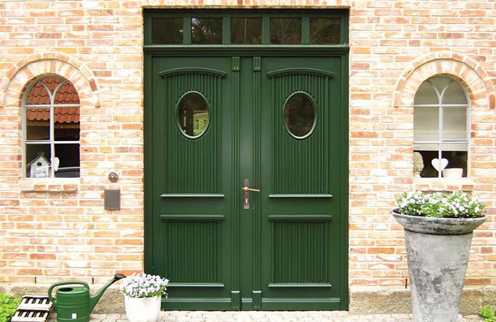 Яркая зеленая дверь в экстерьере