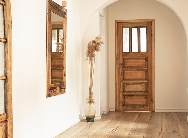 Деревянная входная дверь в интерьере