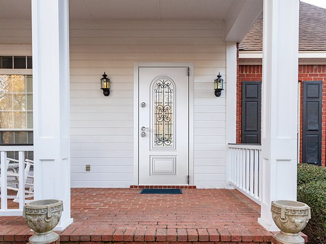 Входная дверь Snegir Cottage в экстерьере в американском стиле