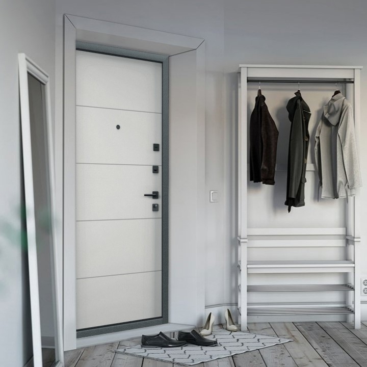 Белая входная дверь Super Omega PRO в интерьере светлый минимализм