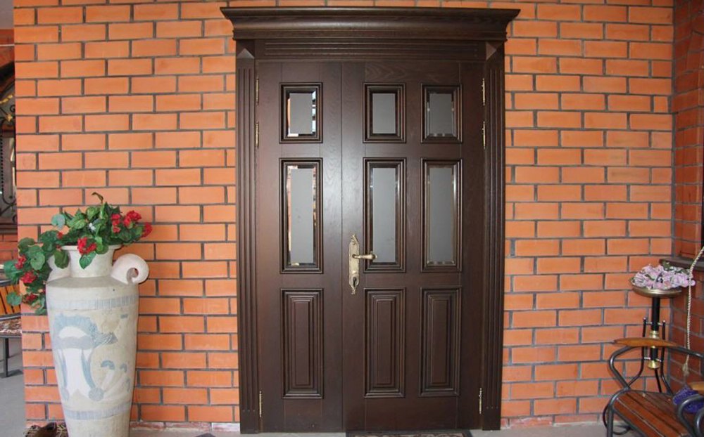 Деревяная входная дверь