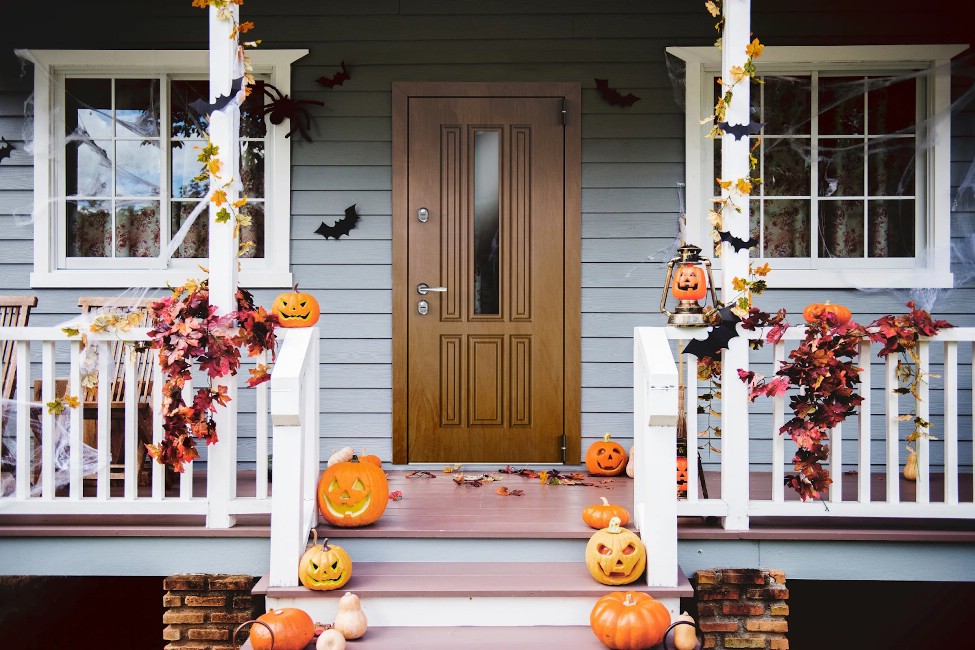 Входная дверь Snegir Cottage в хэллоуинском экстерьере