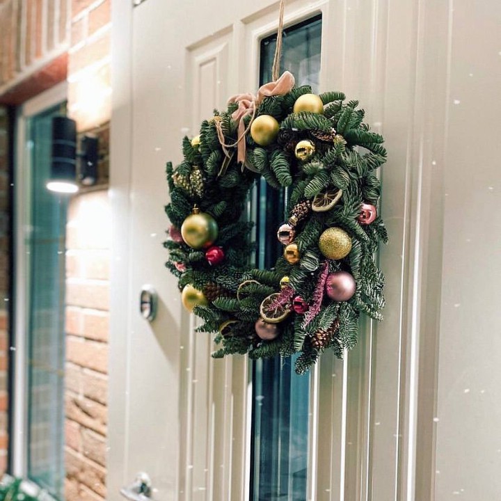 Новогодний венок на входной двери Snegir Cottage
